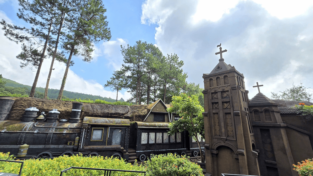 Đường hầm Đất S&eacute;t l&agrave; c&ocirc;ng tr&igrave;nh nghệ thuật khổng lồ t&aacute;i hiện lịch sử Đ&agrave; Lạt qua những bức ph&ugrave; đi&ecirc;u đất đỏ (Nguồn: Đường Hầm Đi&ecirc;u Khắc Đ&agrave; Lạt)